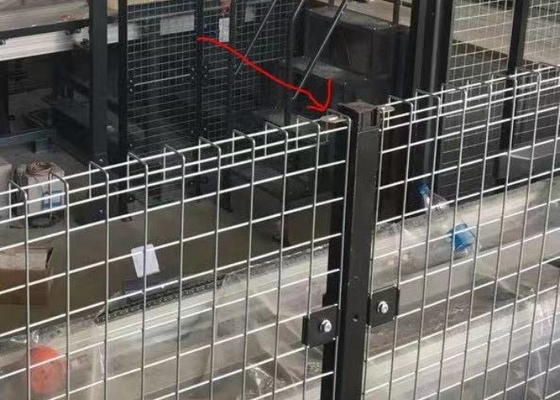 야드 안전을 위해 직류 전기를 통하는 백색 접뚜껑 용접된 메시 검술